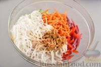 Фото приготовления рецепта: Салат с фунчозой, мясом, морковью по-корейски и овощами - шаг №10