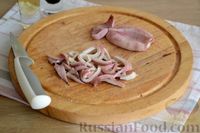 Фото приготовления рецепта: Салат из кальмаров с жареным луком и морковью - шаг №4