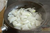 Фото приготовления рецепта: Салат из кальмаров с жареным луком и морковью - шаг №6