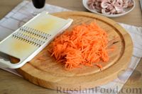 Фото приготовления рецепта: Салат из кальмаров с жареным луком и морковью - шаг №7