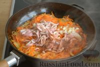 Фото приготовления рецепта: Салат из кальмаров с жареным луком и морковью - шаг №9
