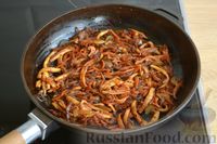 Фото приготовления рецепта: Салат из кальмаров с жареным луком и морковью - шаг №11