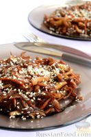 Фото приготовления рецепта: Салат из кальмаров с жареным луком и морковью - шаг №14