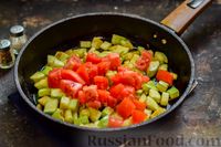 Фото приготовления рецепта: Кабачки с помидорами и зеленью, тушенные в сметане - шаг №6