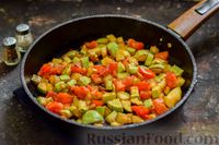 Фото приготовления рецепта: Кабачки с помидорами и зеленью, тушенные в сметане - шаг №7