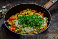 Фото приготовления рецепта: Кабачки с помидорами и зеленью, тушенные в сметане - шаг №9