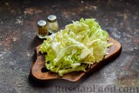 Фото приготовления рецепта: Салат из молодой капусты с морковью, кукурузой и горошком - шаг №2