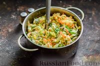 Фото приготовления рецепта: Салат из молодой капусты с морковью, кукурузой и горошком - шаг №9