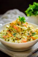 Фото приготовления рецепта: Салат из молодой капусты с морковью, кукурузой и горошком - шаг №11