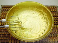 Фото приготовления рецепта: Пирог на кефире, с клубникой - шаг №7