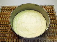 Фото приготовления рецепта: Пирог на кефире, с клубникой - шаг №8