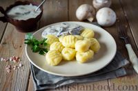 Фото к рецепту: Картофельные ньокки со сливочно-сырным соусом с грибами