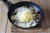 Фото приготовления рецепта: Картофельные ньокки со сливочно-сырным соусом с грибами - шаг №8