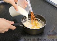Фото приготовления рецепта: Бисквитный пирог с клубникой и заварным кремом - шаг №2