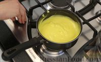 Фото приготовления рецепта: Бисквитный пирог с клубникой и заварным кремом - шаг №6