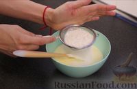 Фото приготовления рецепта: Бисквитный пирог с клубникой и заварным кремом - шаг №15