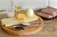 Фото приготовления рецепта: Сосиски в слоёном дрожжевом тесте, с сыром и жареным луком - шаг №1