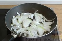 Фото приготовления рецепта: Сосиски в слоёном дрожжевом тесте, с сыром и жареным луком - шаг №2