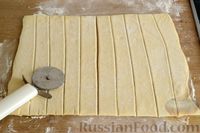 Фото приготовления рецепта: Сосиски в слоёном дрожжевом тесте, с сыром и жареным луком - шаг №6