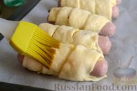 Фото приготовления рецепта: Сосиски в слоёном дрожжевом тесте, с сыром и жареным луком - шаг №9