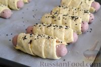 Фото приготовления рецепта: Сосиски в слоёном дрожжевом тесте, с сыром и жареным луком - шаг №10