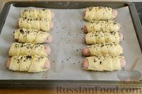 Фото приготовления рецепта: Сосиски в слоёном дрожжевом тесте, с сыром и жареным луком - шаг №11