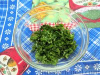 Фото приготовления рецепта: Салат из огурцов и помидоров, с мятой и лаймом - шаг №2