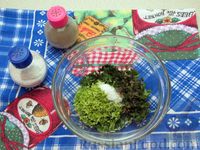 Фото приготовления рецепта: Салат из огурцов и помидоров, с мятой и лаймом - шаг №4