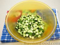 Фото приготовления рецепта: Салат из огурцов и помидоров, с мятой и лаймом - шаг №6