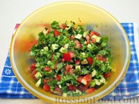 Фото приготовления рецепта: Салат из огурцов и помидоров, с мятой и лаймом - шаг №10