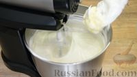 Фото приготовления рецепта: Двухслойные конфеты «Птичье молоко» с клубникой - шаг №9