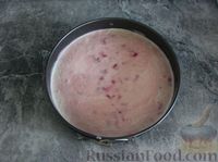 Фото приготовления рецепта: Клубнично-йогуртовый торт без выпечки - шаг №15