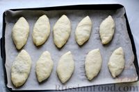 Фото приготовления рецепта: Дрожжевые пирожки с мясным фаршем и зелёным луком - шаг №18