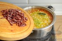 Фото приготовления рецепта: Суп с овощами и копчёной колбасой - шаг №12