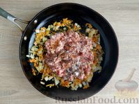 Фото приготовления рецепта: Свинина, тушенная с луком в соево-томатном соусе - шаг №6
