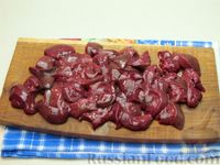 Фото приготовления рецепта: Печень индейки, тушенная в сметане - шаг №3