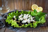 Фото к рецепту: Салат из кабачков с фетой, мятой и маслинами