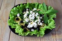 Фото приготовления рецепта: Салат из кабачков с фетой, мятой и маслинами - шаг №11