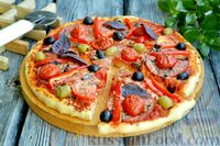 Фото к рецепту: Пицца с салями, маслинами, оливками и сыром