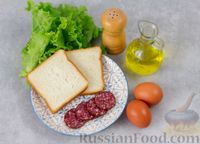 Фото приготовления рецепта: Горячие бутерброды с колбасой и яйцом (на сковороде) - шаг №1