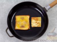 Фото приготовления рецепта: Горячие бутерброды с колбасой и яйцом (на сковороде) - шаг №6