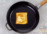 Фото приготовления рецепта: Горячие бутерброды с колбасой и яйцом (на сковороде) - шаг №7