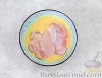 Фото приготовления рецепта: Отбивные из филе куриных бёдер в кляре с майонезом - шаг №4
