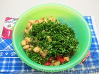 Фото приготовления рецепта: Салат из помидоров и фасоли - шаг №6