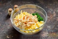 Фото приготовления рецепта: Салат с курицей, огурцами, сыром и яйцами - шаг №11