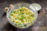 Фото приготовления рецепта: Салат с курицей, огурцами, сыром и яйцами - шаг №13