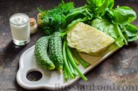 Фото приготовления рецепта: Салат из молодой капусты с огурцами и шпинатом - шаг №1