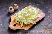 Фото приготовления рецепта: Салат из молодой капусты с огурцами и шпинатом - шаг №2