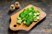 Фото приготовления рецепта: Салат из молодой капусты с огурцами и шпинатом - шаг №3