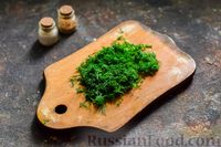 Фото приготовления рецепта: Салат из молодой капусты с огурцами и шпинатом - шаг №4
